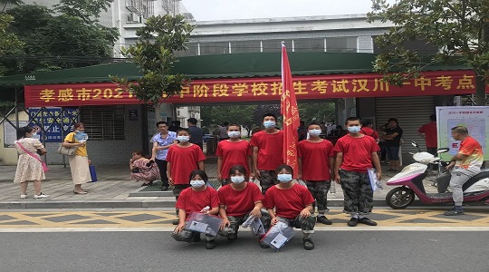 下雨天室内活动，女生班国学朗诵进行时